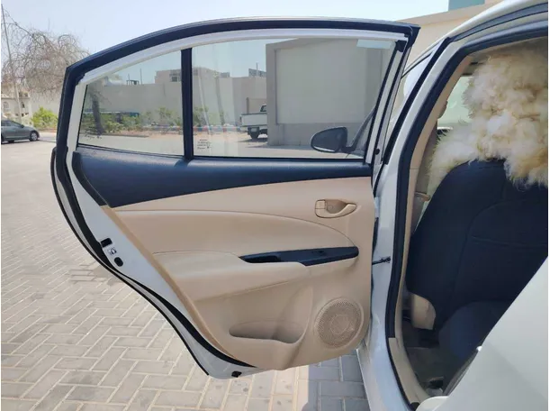 Car image 14