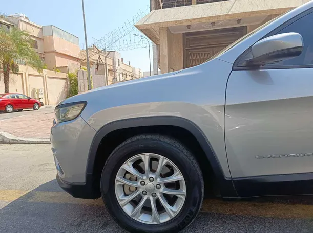 Car image 9