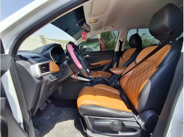 Car image 12