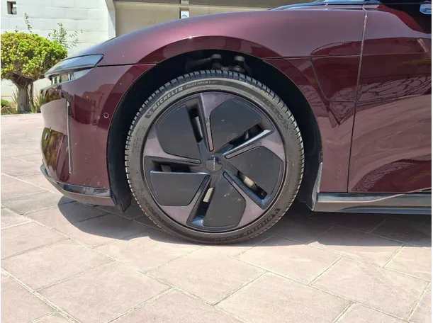 Car image 9