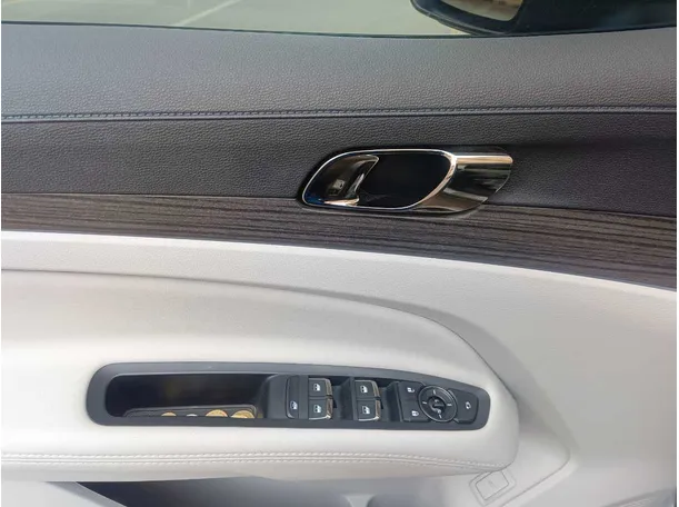Car image 27