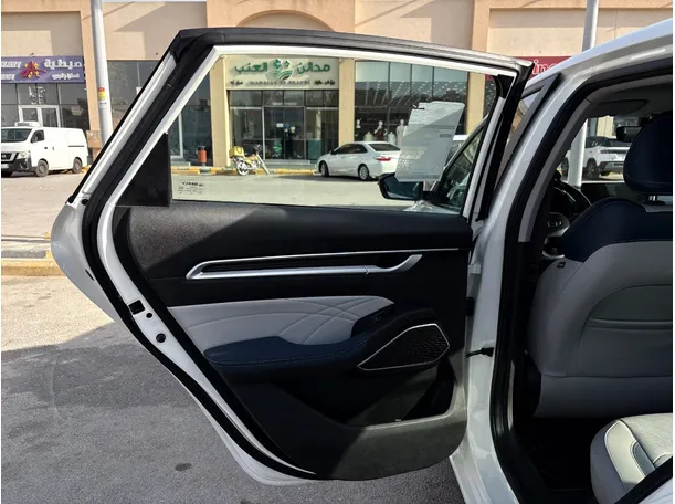 Car image 14