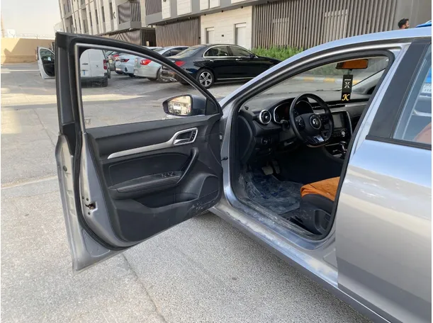 Car image 10