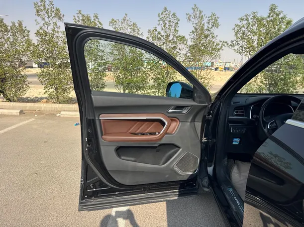 Car image 10