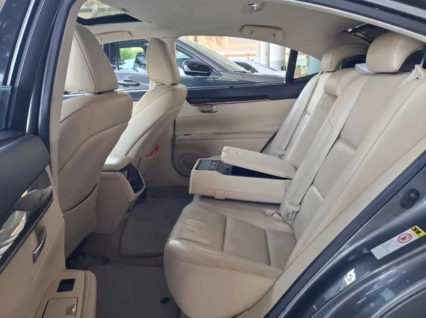 Car image 13