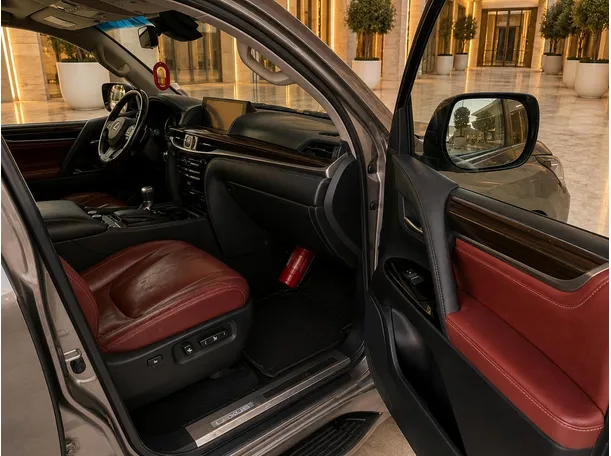 Car image 8
