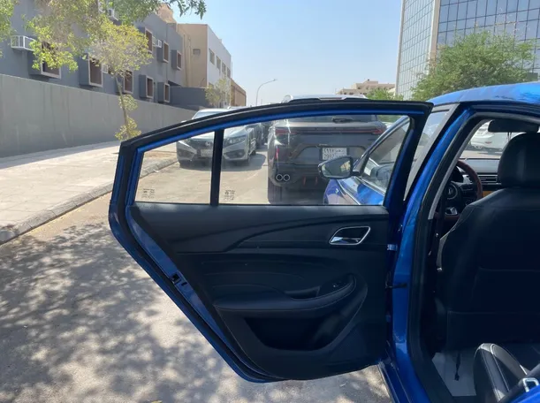 Car image 14