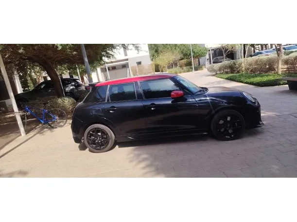 Car image 4
