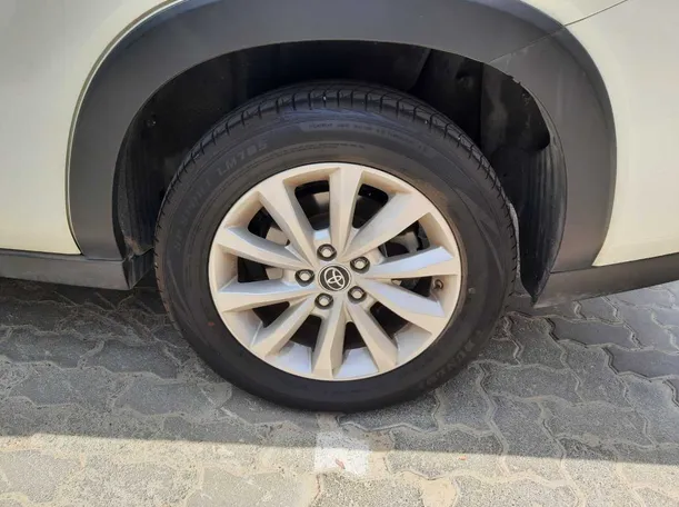 Car image 9