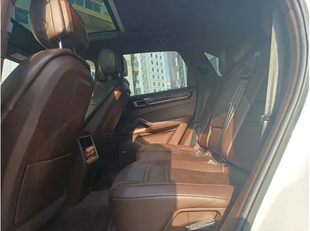 Car image 13