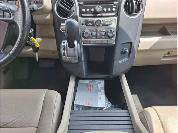 Car image 16