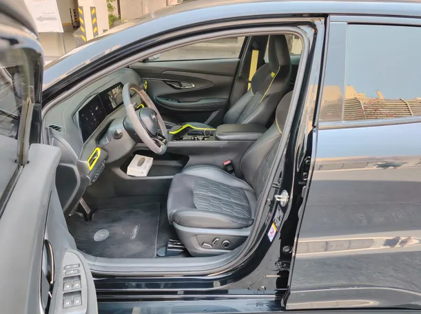 Car image 13
