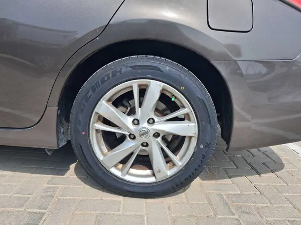 Car image 9