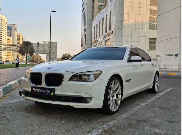 2012 بي ام دبليو 750 في الإمارات