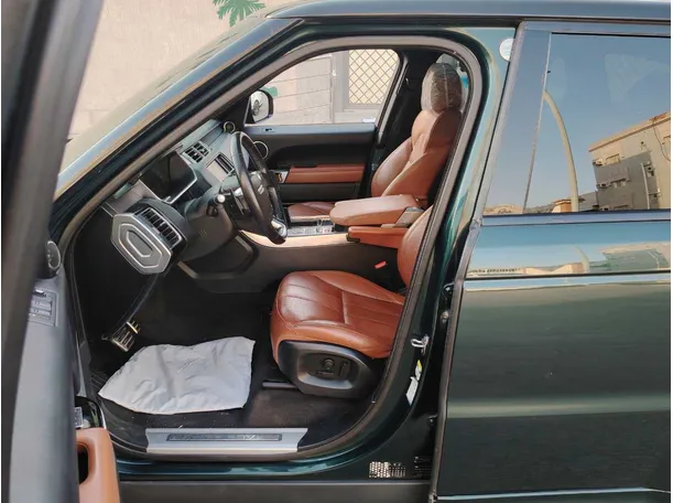 Car image 12