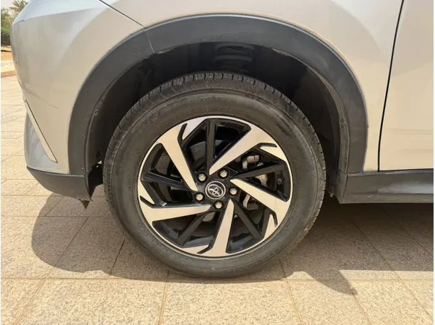 Car image 9