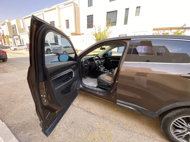 Car image 9