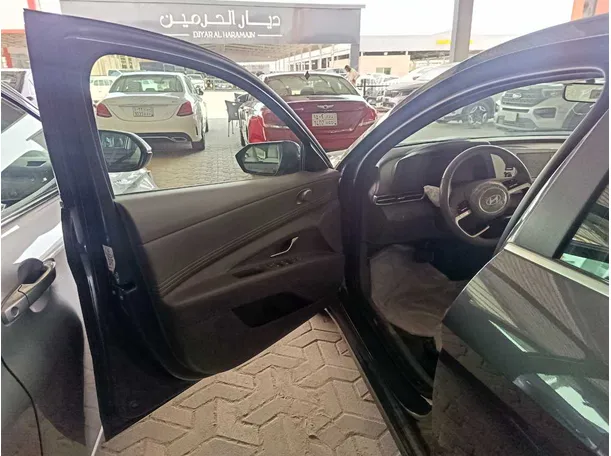 Car image 11