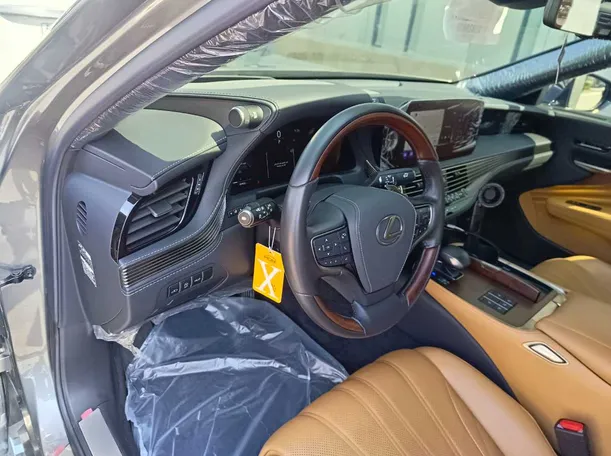 Car image 13