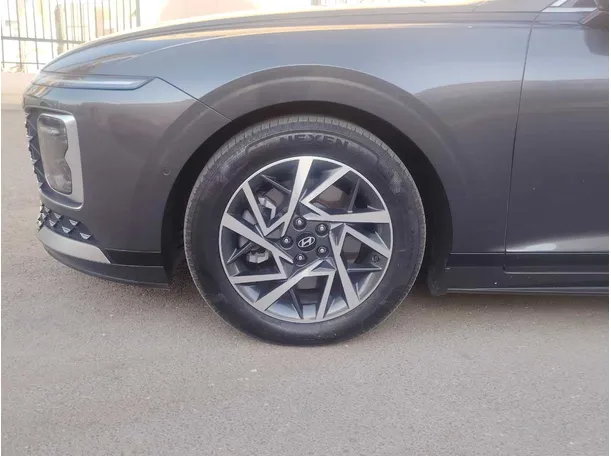 Car image 9