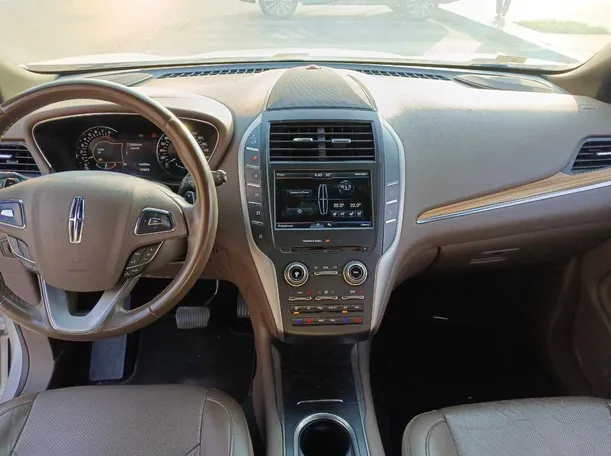 Car image 18