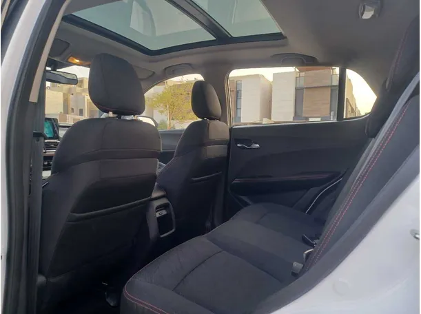 Car image 15
