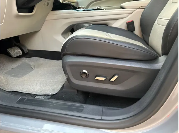 Car image 25