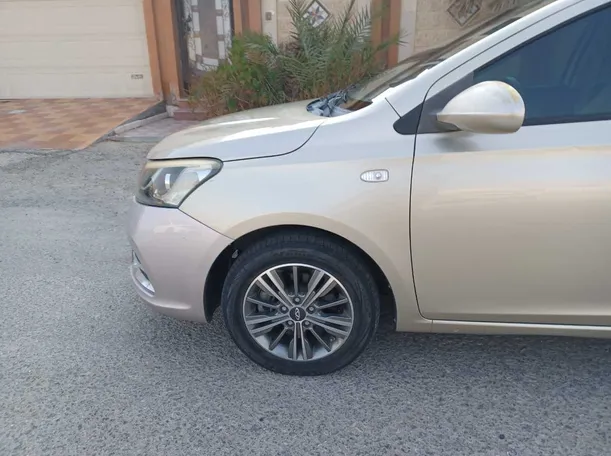 Car image 9