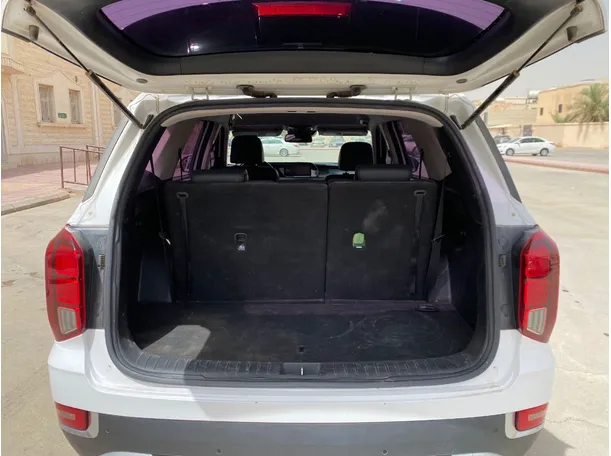 Car image 19