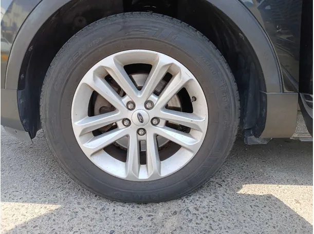 Car image 9