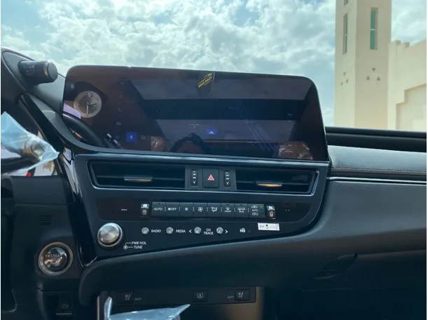 Car image 17