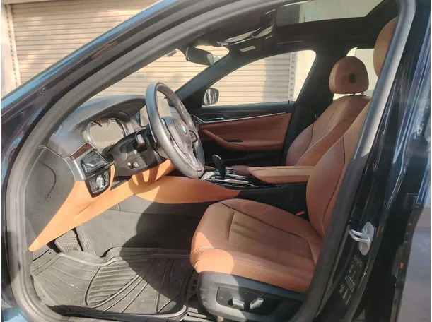 Car image 14