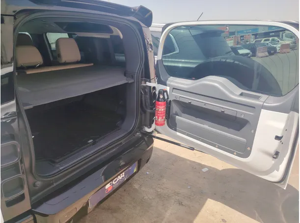 Car image 32