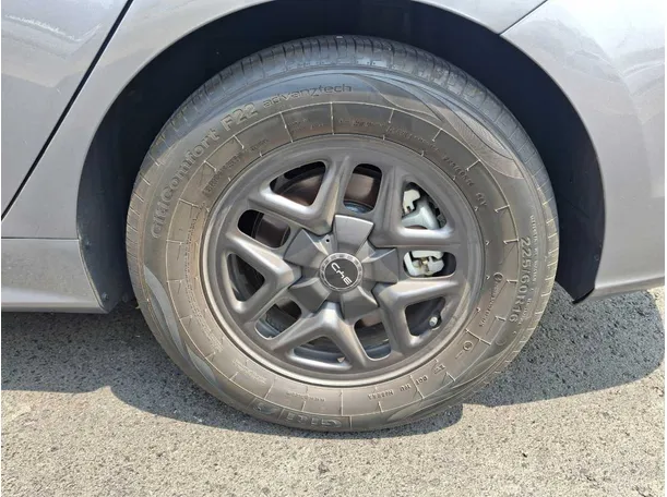 Car image 9