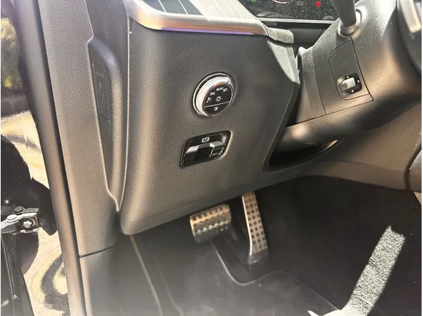 Car image 26