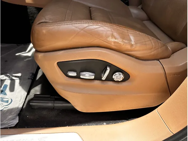 Car image 27