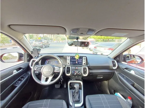 Car image 17