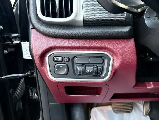 Car image 25