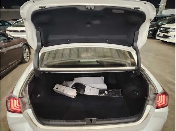 Car image 32