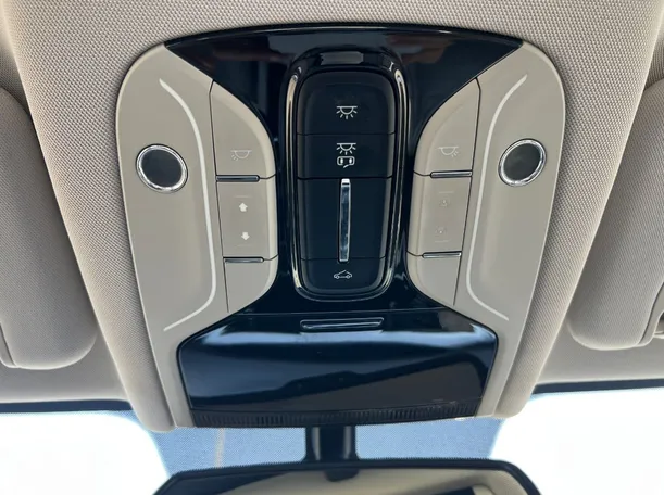Car image 26