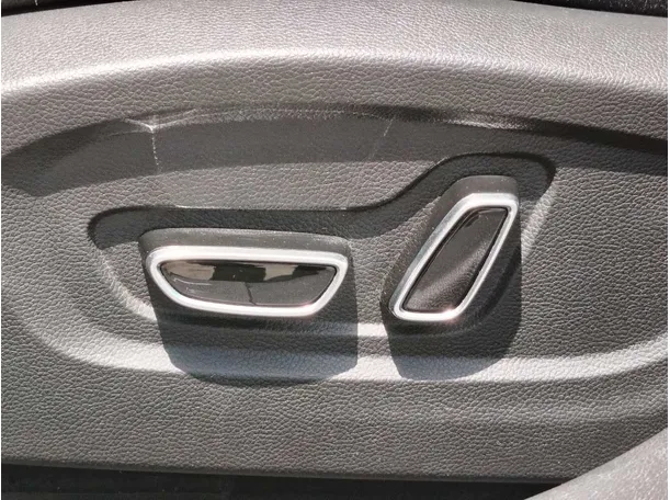 Car image 26