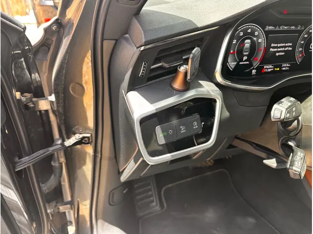 Car image 26