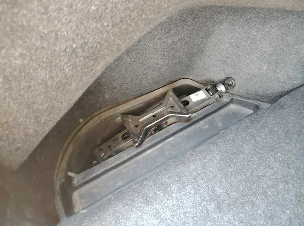 Car image 40