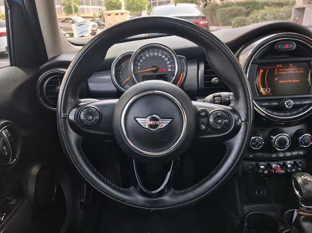 Car image 14