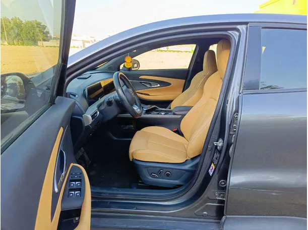 Car image 14