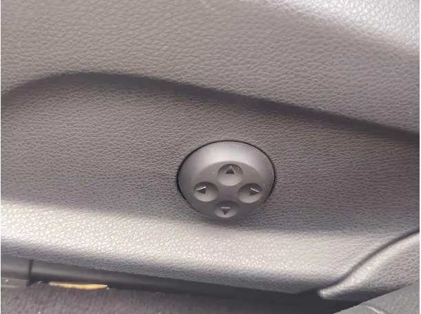 Car image 26