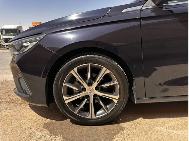 Car image 9