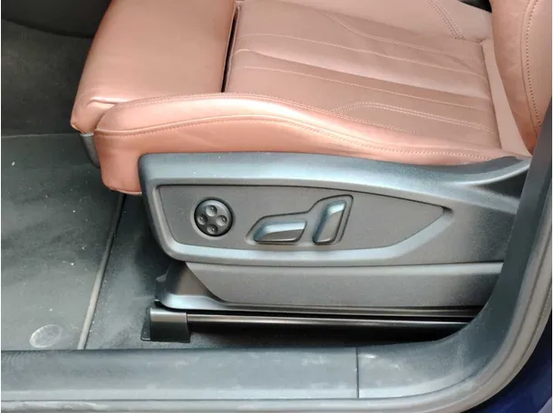 Car image 37