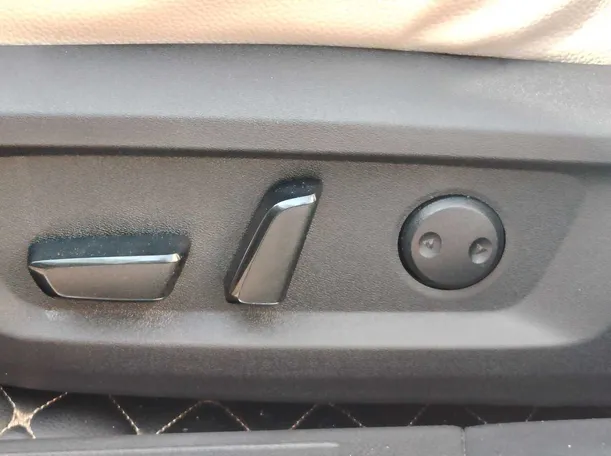 Car image 34