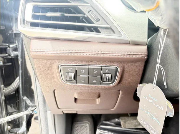 Car image 25